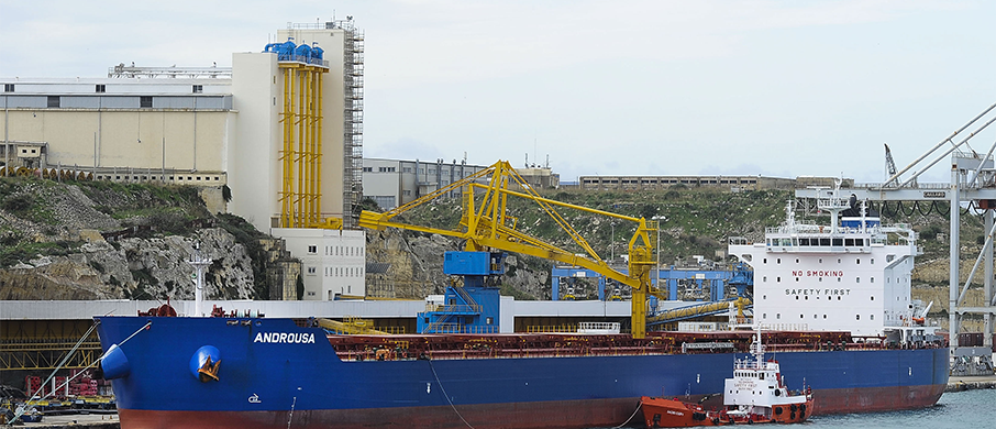 A mechanical ship unloading a capacity of 1,100 t/h equipped with an intake scale installed